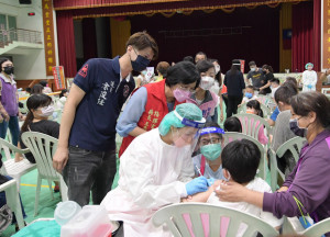 縣長王惠美關心視察5-6歲BNT疫苗施打情形。圖記者鄧富珍攝