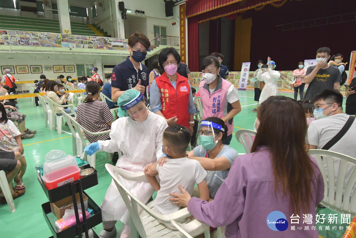 縣長王惠美關心視察5-6歲BNT疫苗施打情形。圖記者鄧富珍攝