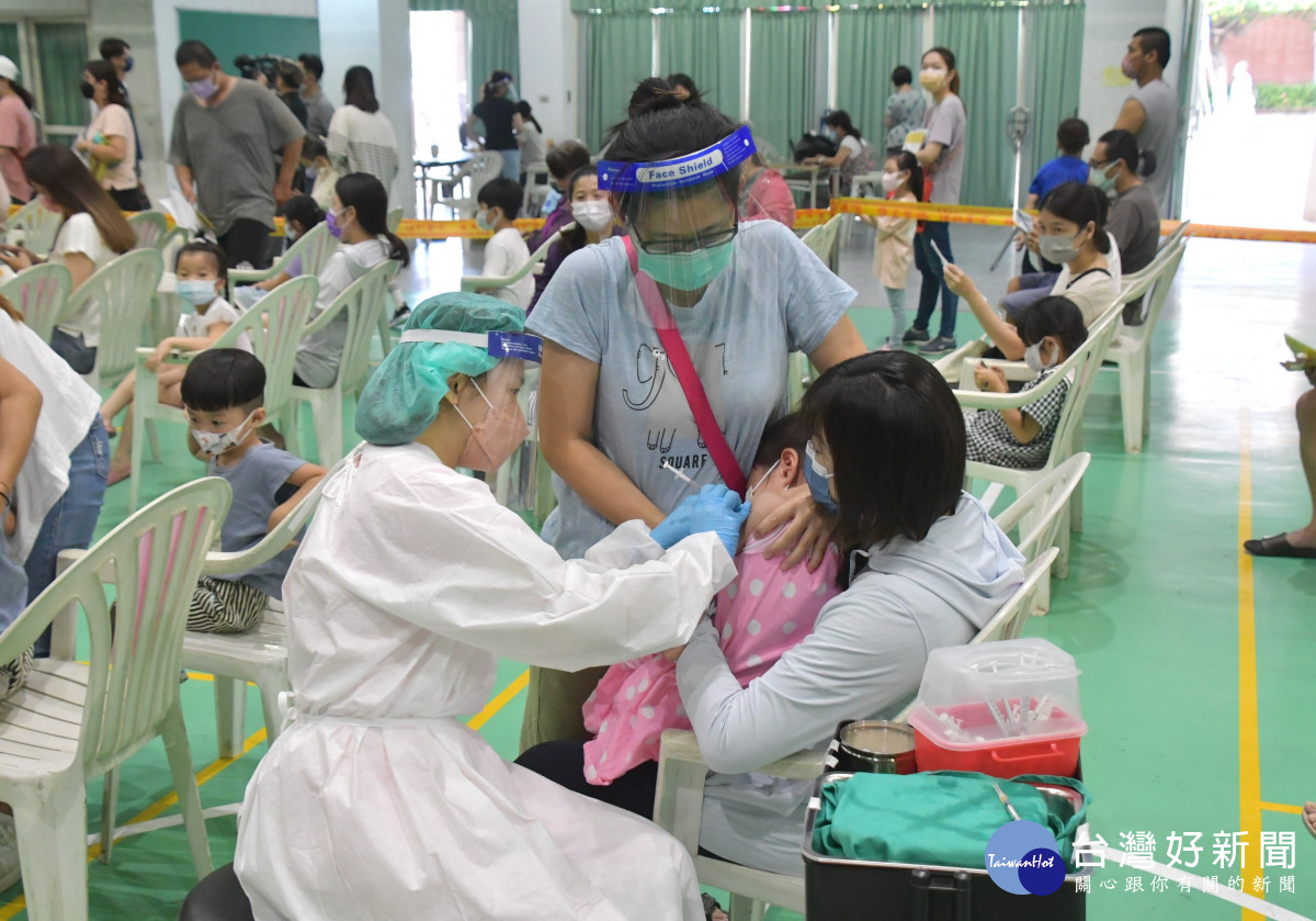 縣長王惠美關心視察5-6歲BNT疫苗施打情形。圖記者鄧富珍攝