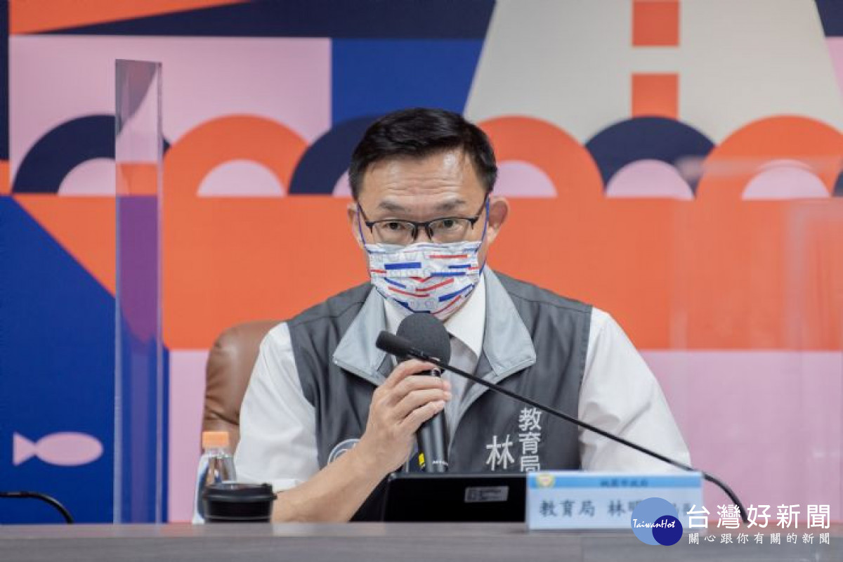 教育局長林明裕說明5至11歲兒童BNT疫苗專案入校接種規劃。<br />
<br />
