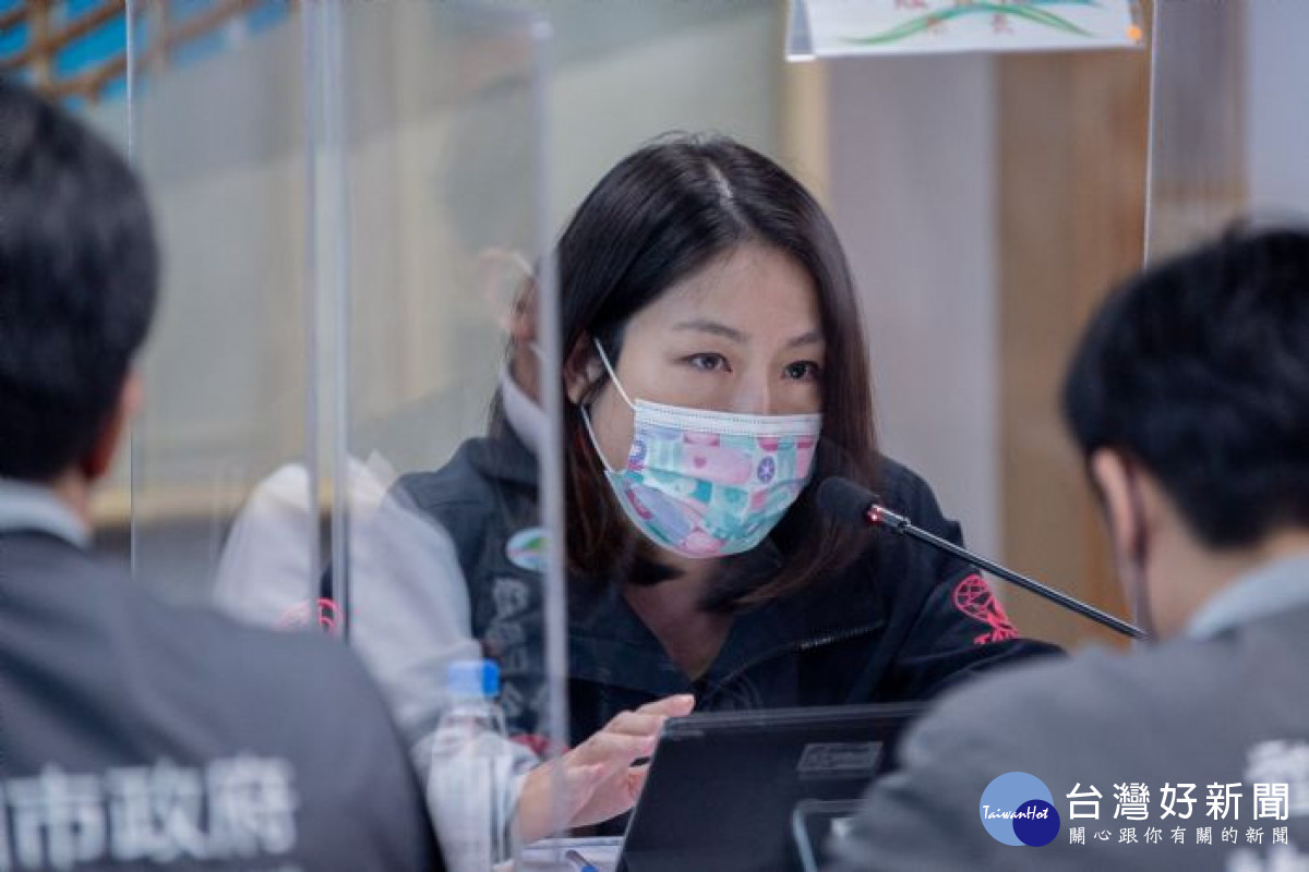 資科局長余宛如說明電子居隔下載系統使用情形。<br />
<br />
