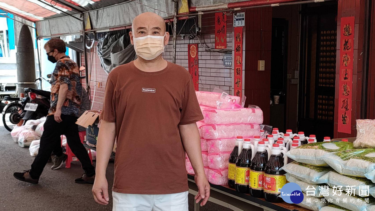 嘉義市正氣殿殿主陳龍吟表示，「直接行慈善」是他的理念，希望把愛心物資直接送到需要的人手中／陳致愷攝影