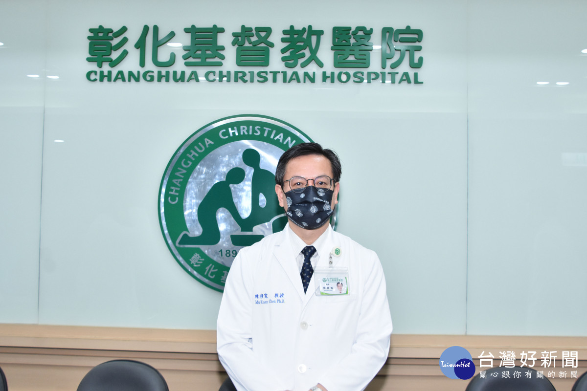 彰基院長陳穆寬教授表示，彰基突破萬難推出「確診全時通」，從確診、初評、給藥、給予24小時不間斷的服務，陪伴確診民眾安心抗疫。圖／彰基醫院提供