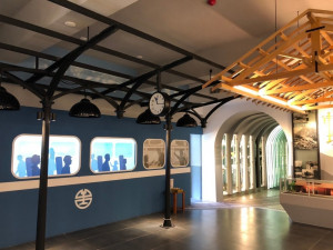 車埕鐵道觀光小學堂展示館暨林班道鐵路小學商場別具特色。