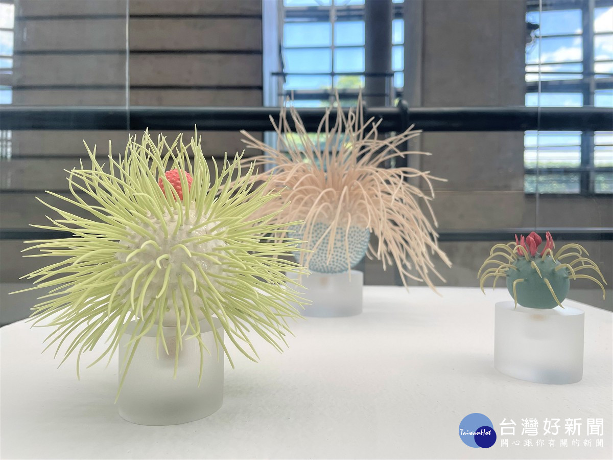 Avital Avital創作的《生物》，精緻花序模擬水生生物或微生物
