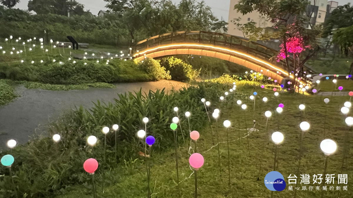 「2022鹿港慶端陽-小鎮光影藝術節」點燈亮起來。圖／彰化縣政府提供