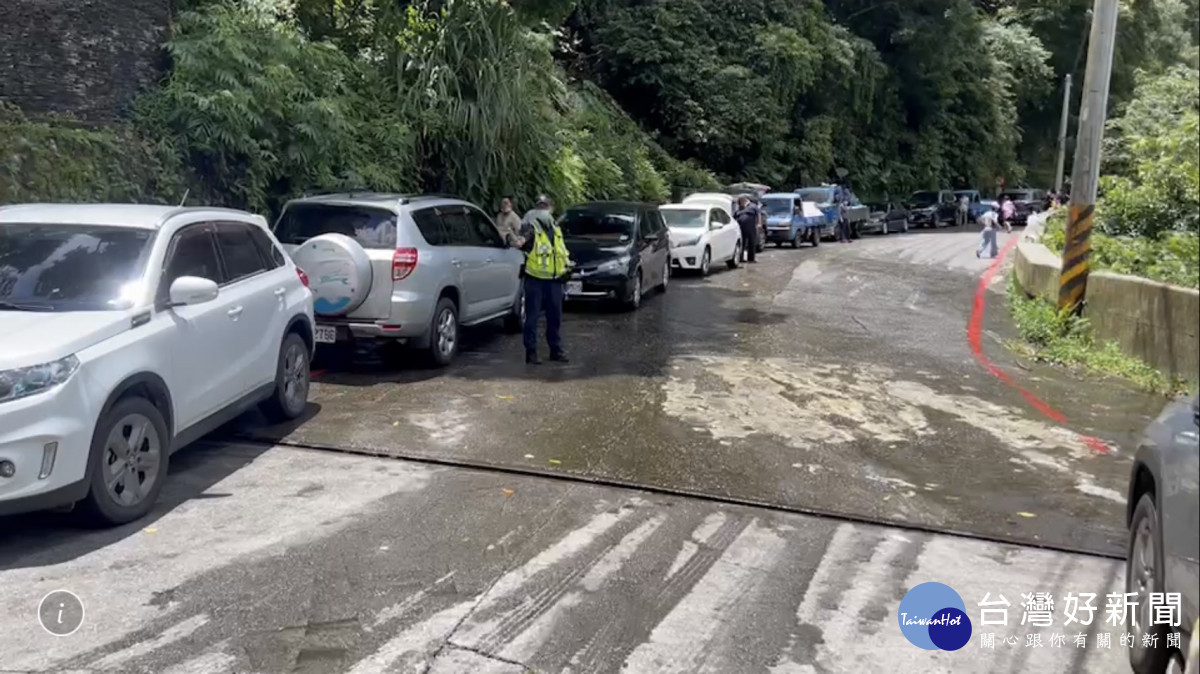 谷關八仙山森林遊樂區入口湧現取午時水車潮。