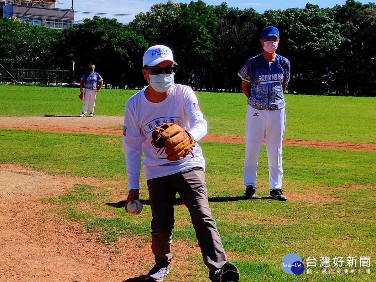 羅智強在新屋頭洲棒壘球場做出生平第一次的處女秀投球