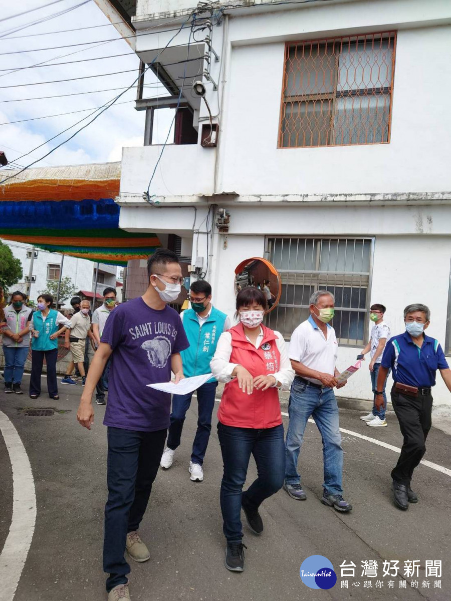 鋪設路面後供民眾一條平坦舒適的生活道路。