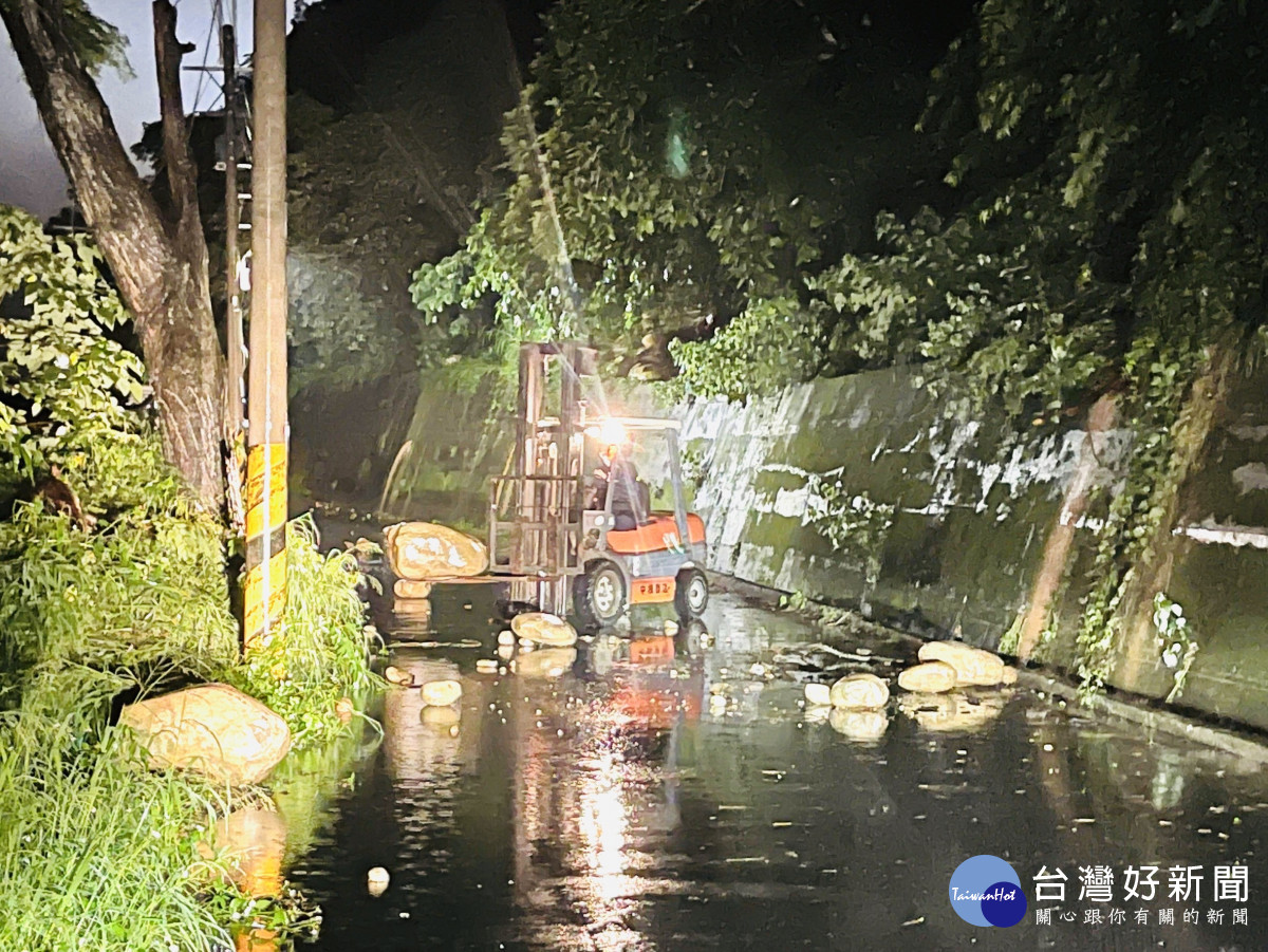 后里區眉豐路邊坡1418保安林地不敵近日豪雨，上邊坡無預警崩塌，危及后里區眉豐路行車安全。