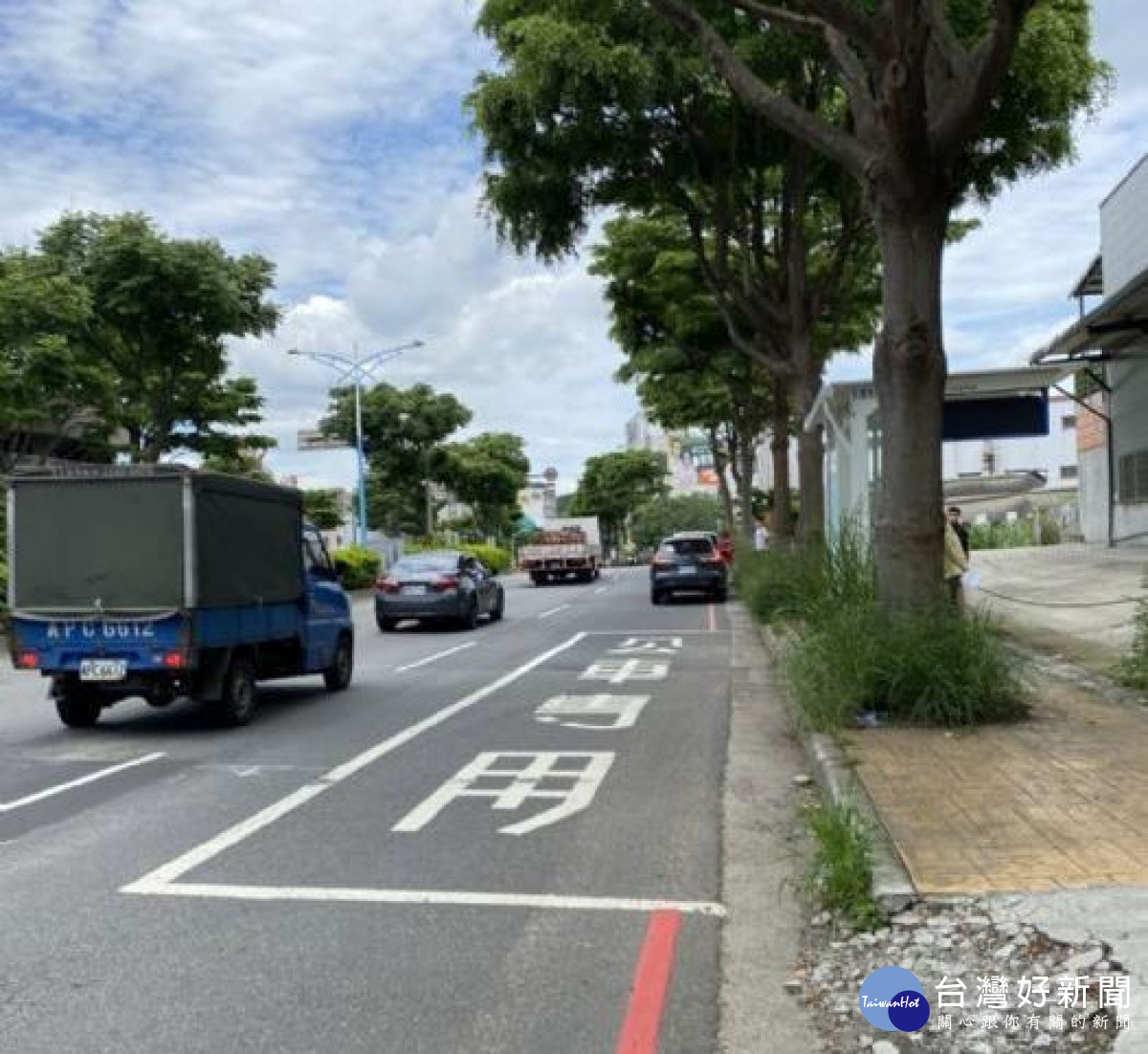 桃園市政府廣設公車停靠區標準化 營造友善乘車環境。