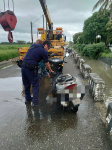 警方循線在大排水溝內找回林姓民眾失車／警方提供