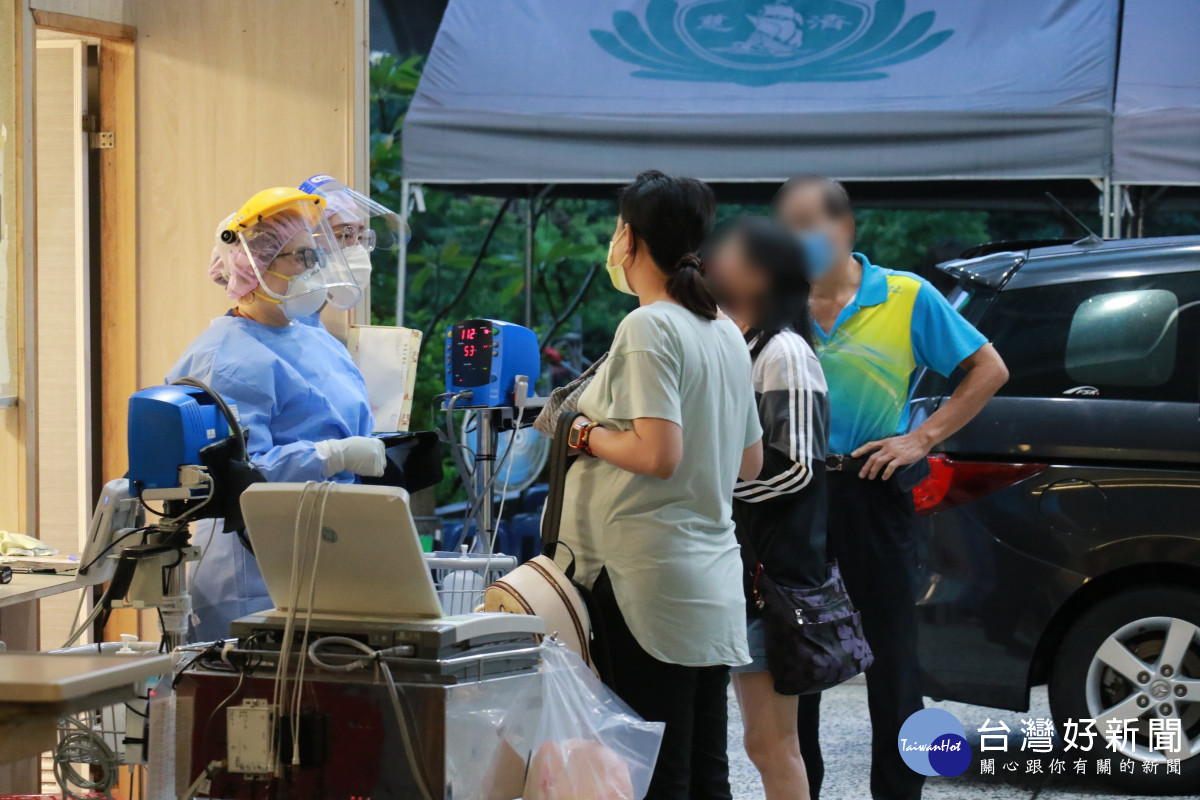 確診孕婦在家人陪同下抵達臺中慈濟醫院急診報到。