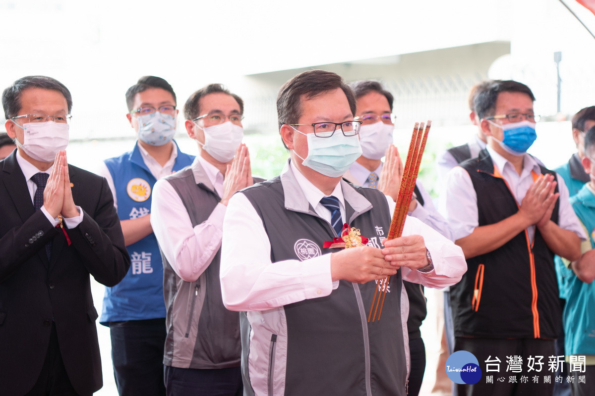 「蘆竹區新南路雨水下水道工程」開工典禮中，桃園市長鄭文燦與貴賓們共同焚香祝禱工程平安順利。