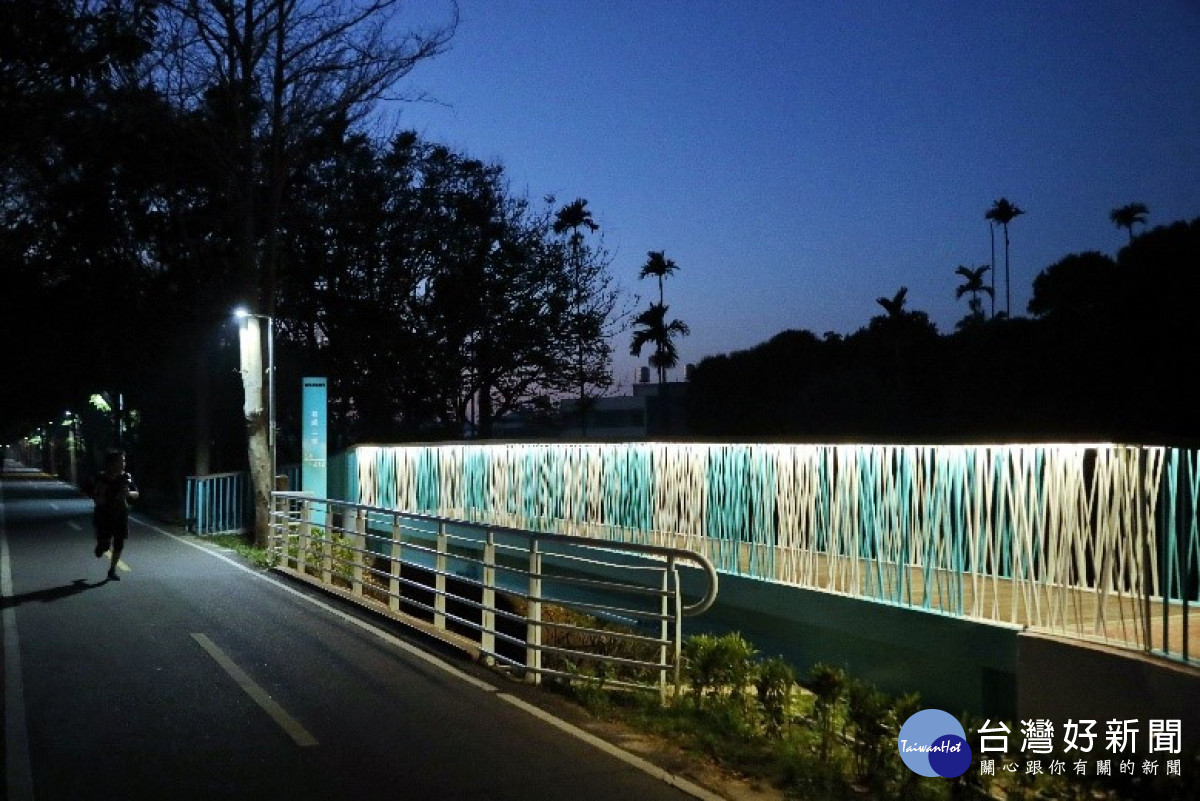 人景觀橋-夜間打燈更散發獨特時尚氣息與美感