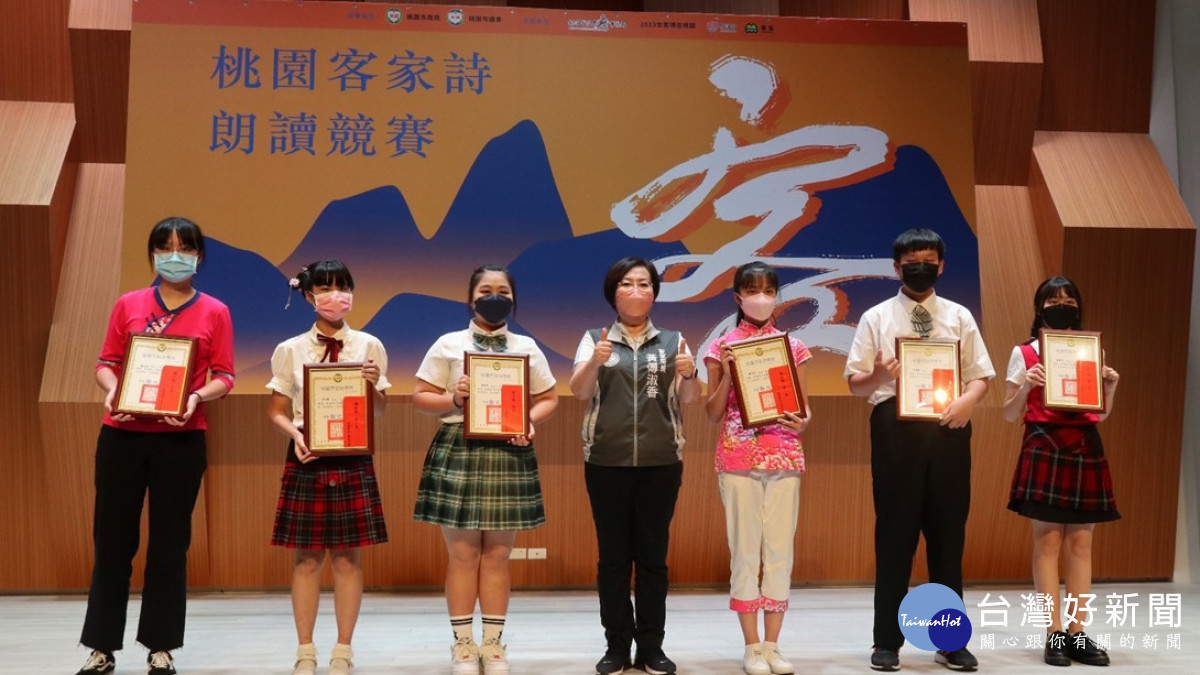 國中組前三名分別為:新屋高中國中部鍾芯雨(右三)、瑞原國中陳愛佳(右一)、瑞原國中官和蓁(左二)，佳作三名分別為:瑞原國中葉珊汝(左三)、瑞原國中邱建發(右二)、新屋高中國中部羅苡恩(左一)。<br />
<br />
