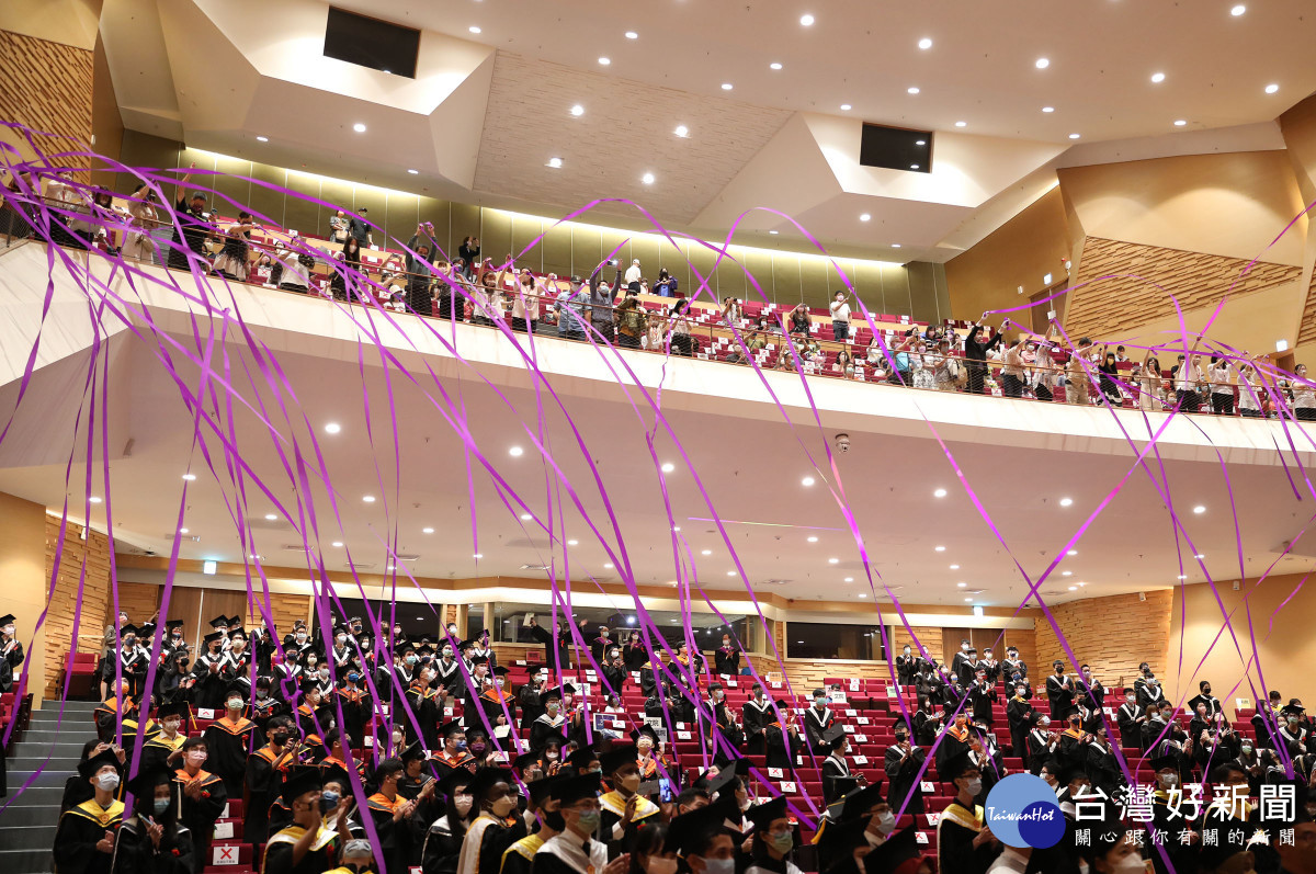 中央大學畢業典禮壓軸，由二樓拋出紫色彩帶，帶給全場畢業生大驚喜。