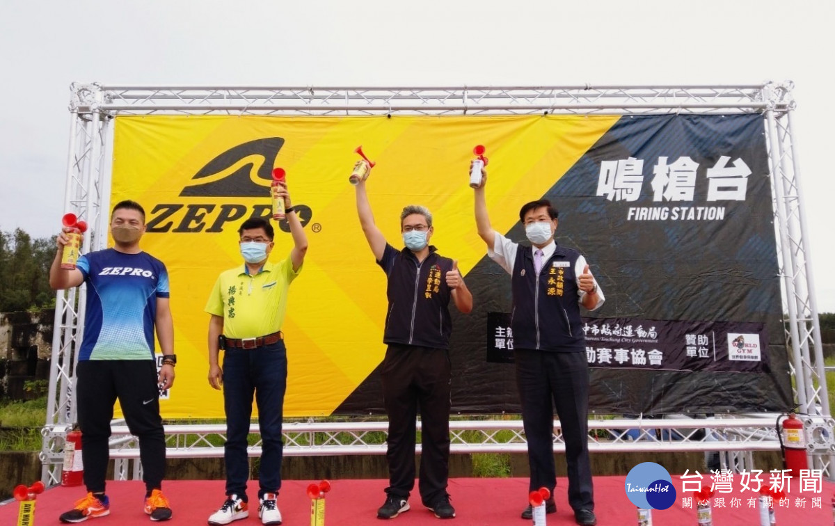 台中市運動局長李昱叡(右二)鳴笛，宣布2022 ZEPRO CITY RUN城市路跑台中場起跑。