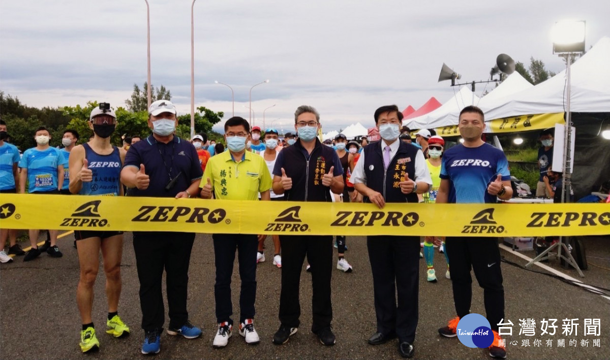 台中市運動局長李昱叡(右三)與貴賓出席 2022 ZEPRO CITY RUN城市路跑臺中場開跑儀式。