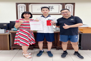 李月華校長嘉勉方軒岷同學優異表現。