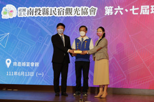 林明溱縣長為南投民宿觀光協會理事長交接授證。（縣府提供）