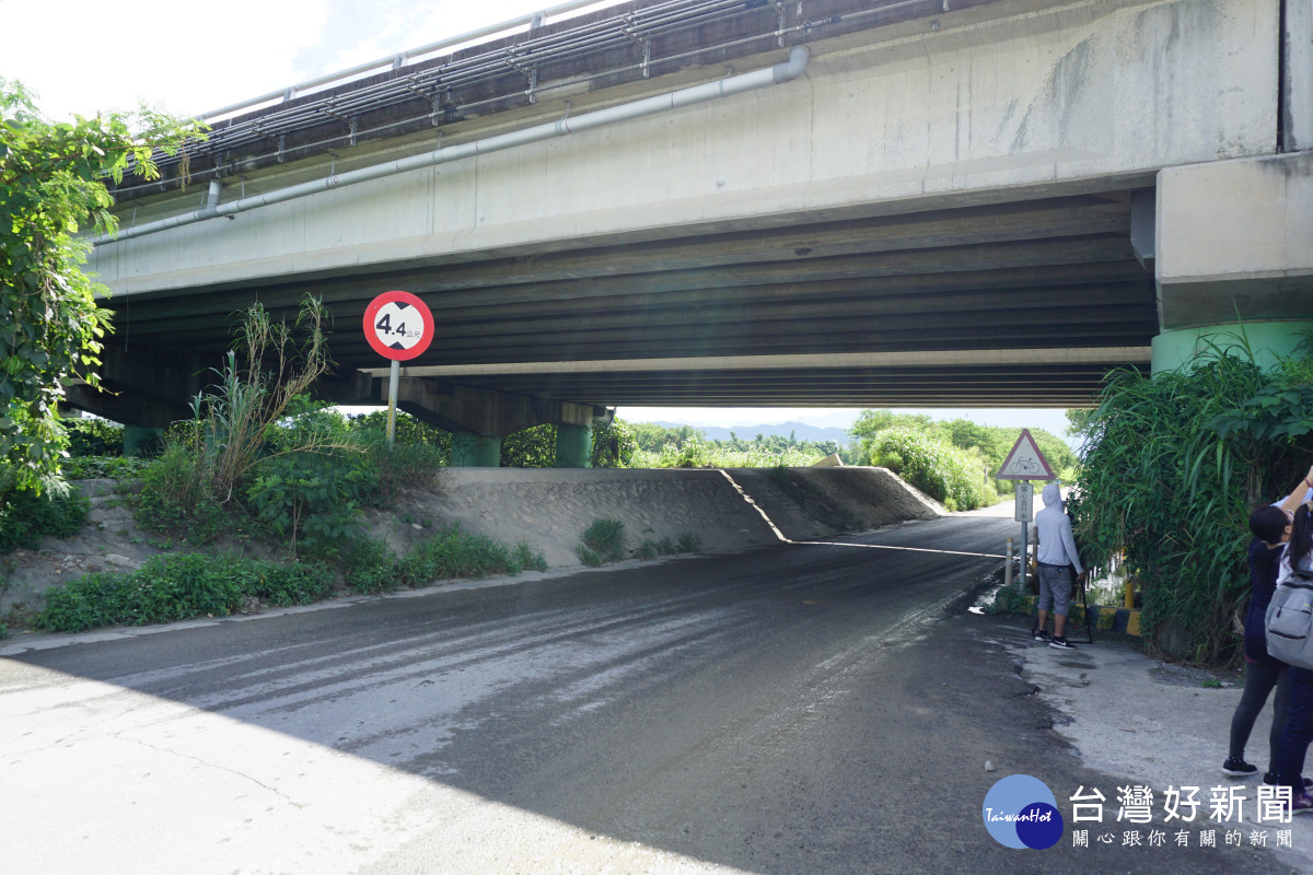 台中市神岡區堤南路與國一中山高速公路下路段遇雨即淹，經常發生車輛拋錨。