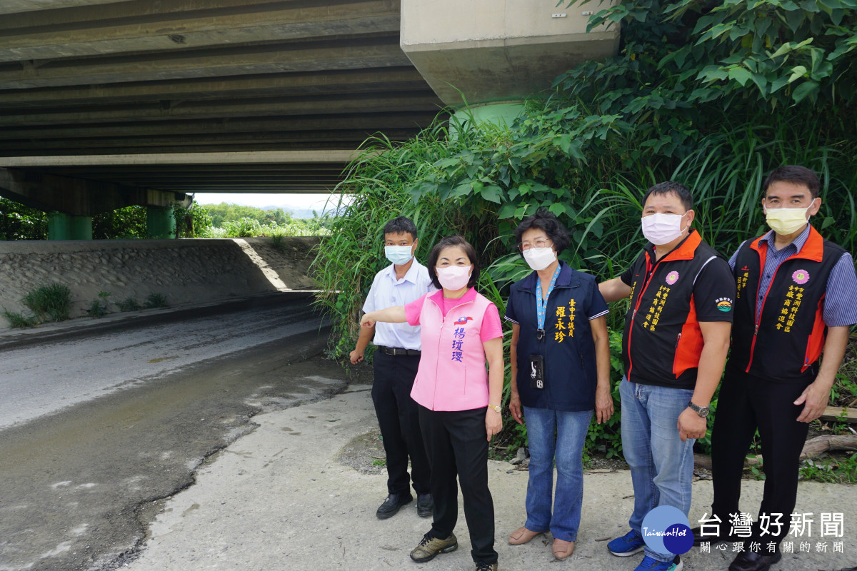 立委楊瓊瓔(左二)、台中市議員羅永珍(左三)會勘豐洲園區聯外要道遇雨即淹問題。
