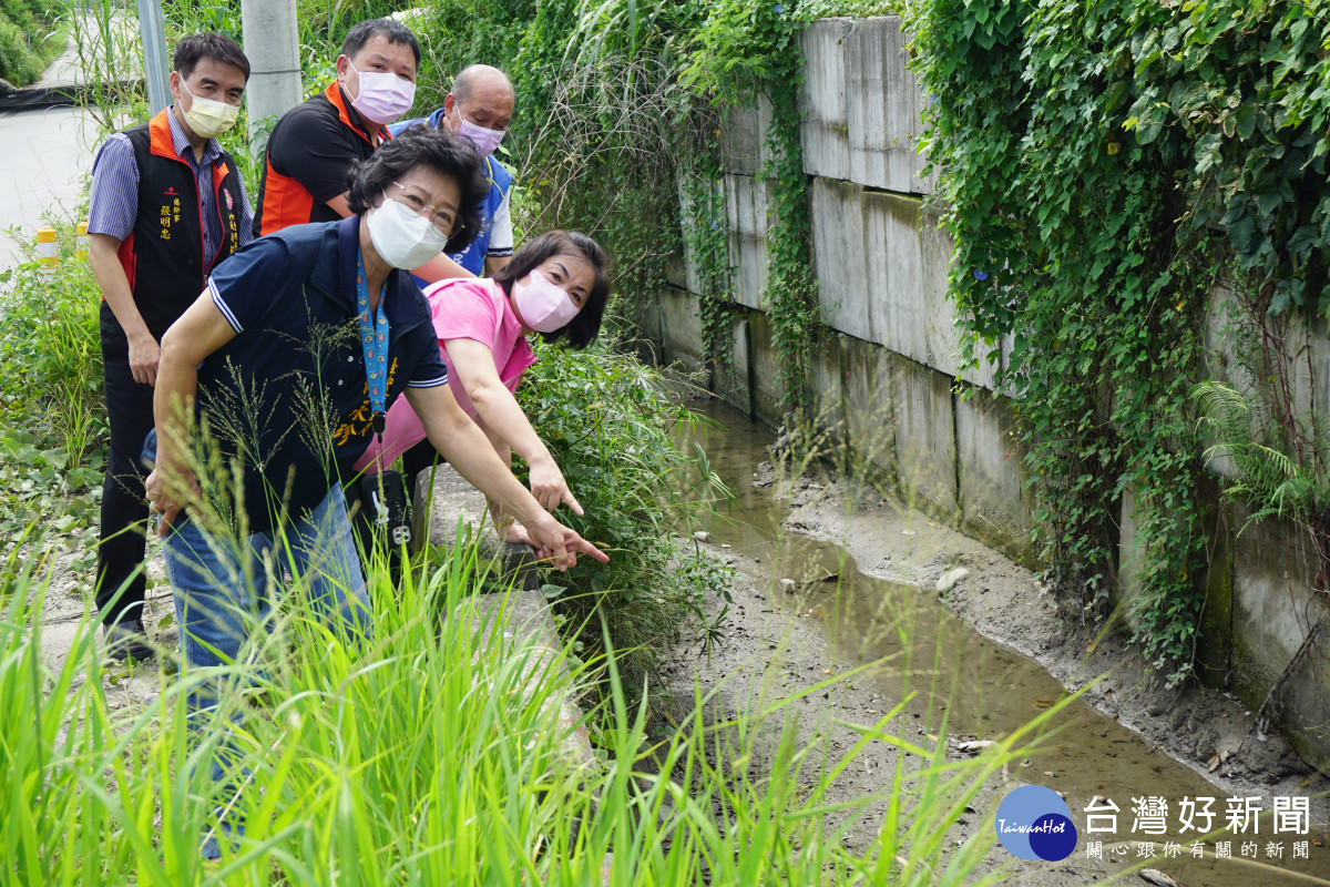 立委楊瓊瓔、台中市議員羅永珍會勘豐洲園區聯外要道遇雨即淹問題。