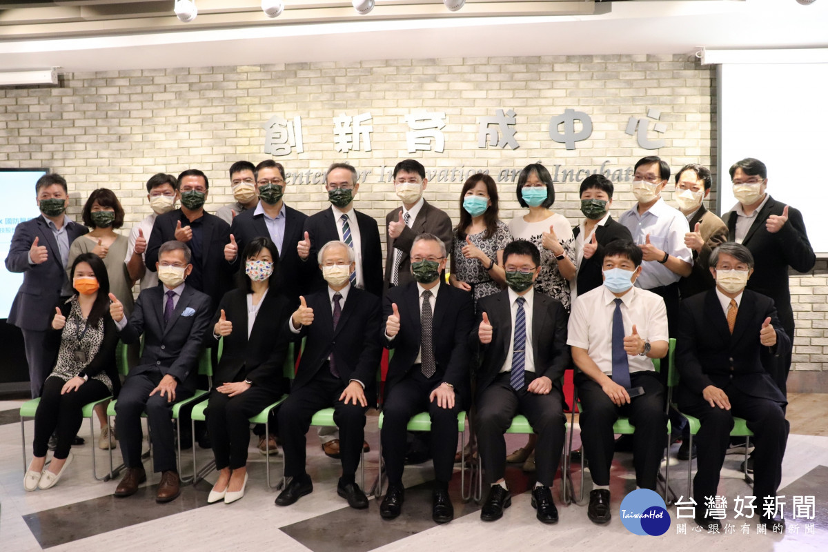 長庚／國防舉辦跨校研發抗新冠「紫蘇水萃」技轉簽約儀式，與會貴賓合影