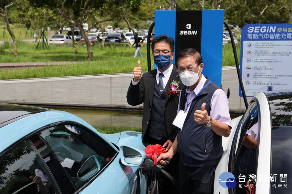 林明溱縣長並與台灣碳資產公司董事長張三河，共同啟動電動車快充座。