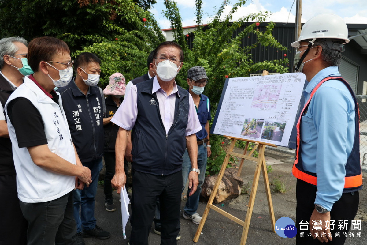 林明溱縣長會勘埔里鎮麒麟里、大湳里、愛蘭里及向善里等處道路路面改善工程。