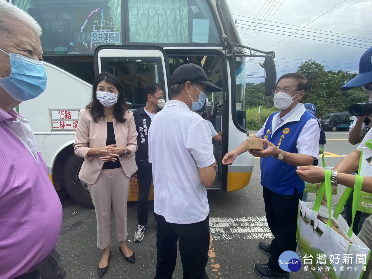 許立委林縣長歡迎第一批來自彰化縣遊客。（許淑華服務處提供）