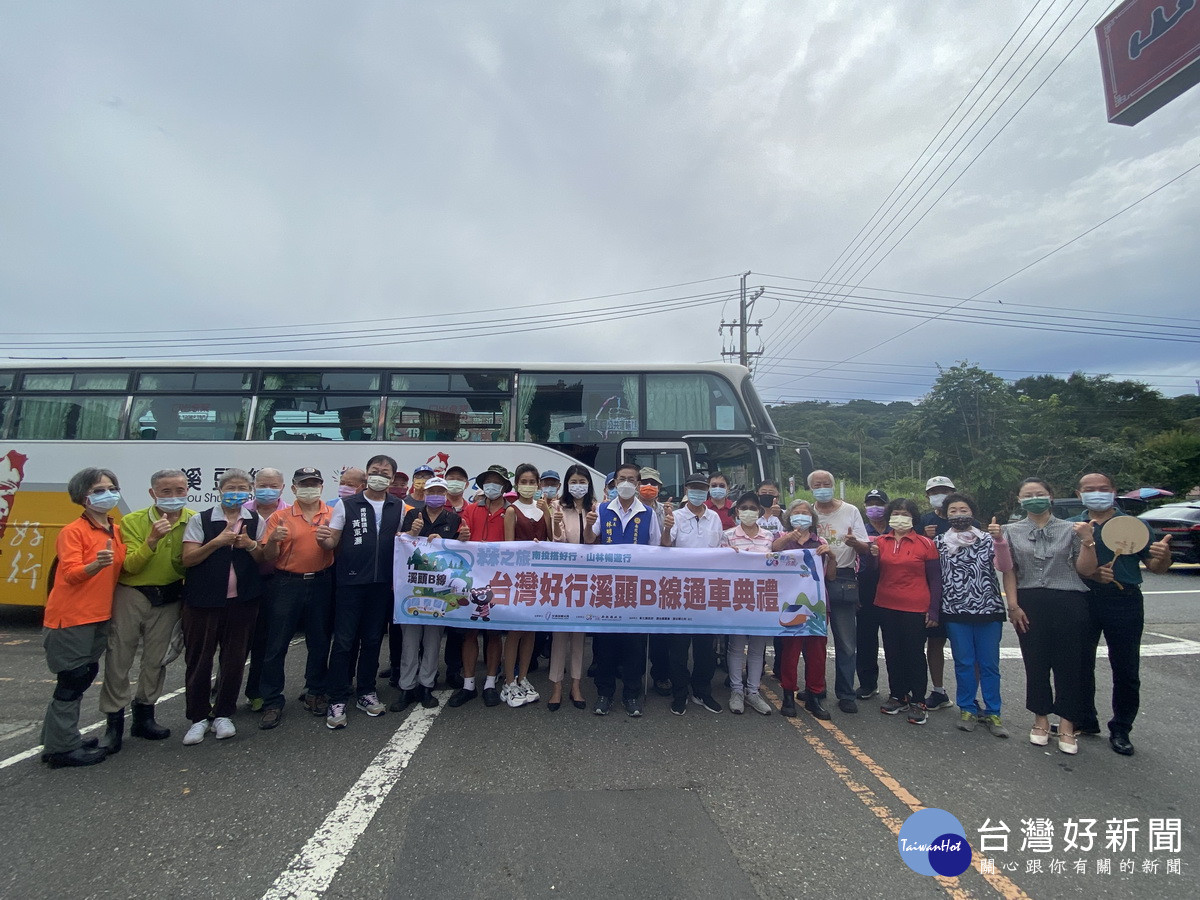 許立委林縣長與遊客合影。（許淑華服務處提供）