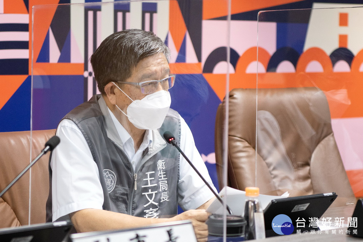 桃園市政府衛生局長王文彥說明社區接種站及防疫工作。