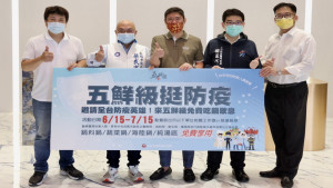 五鮮級餐飲集團董事長李鴻志(左3)力挺防疫最前線，舉辦「挺醫護！免費吃鍋」活動。（圖／記者 許高祥 翻攝）