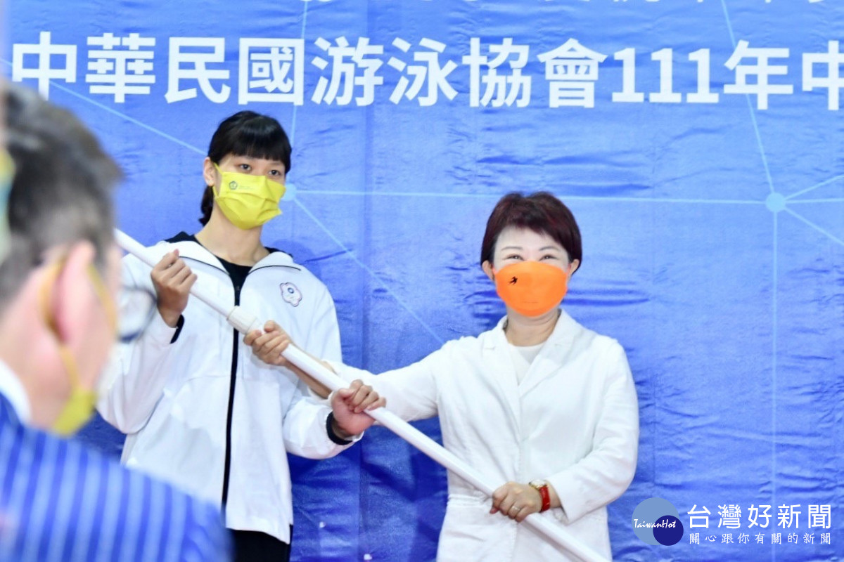 台中市長盧秀燕(右)出席全國中正盃游泳錦標賽開幕儀式。
