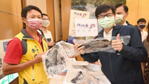 ▲陳其邁化身賣魚郎，大力推銷石斑魚。（圖／記者 許高祥 攝）