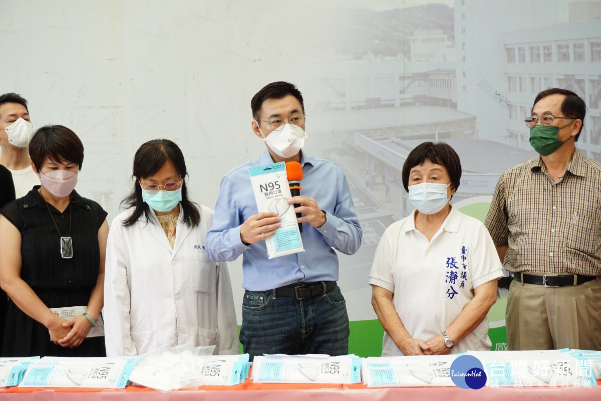 立委江啟臣(中)牽線企業團體捐贈部立豐原醫院5000份N95口罩。