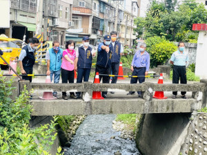 立委楊瓊瓔(左三)、市議員賴朝國(左二)爭取灌溉溝渠加蓋，以拓寬頭家厝車站聯外道路。