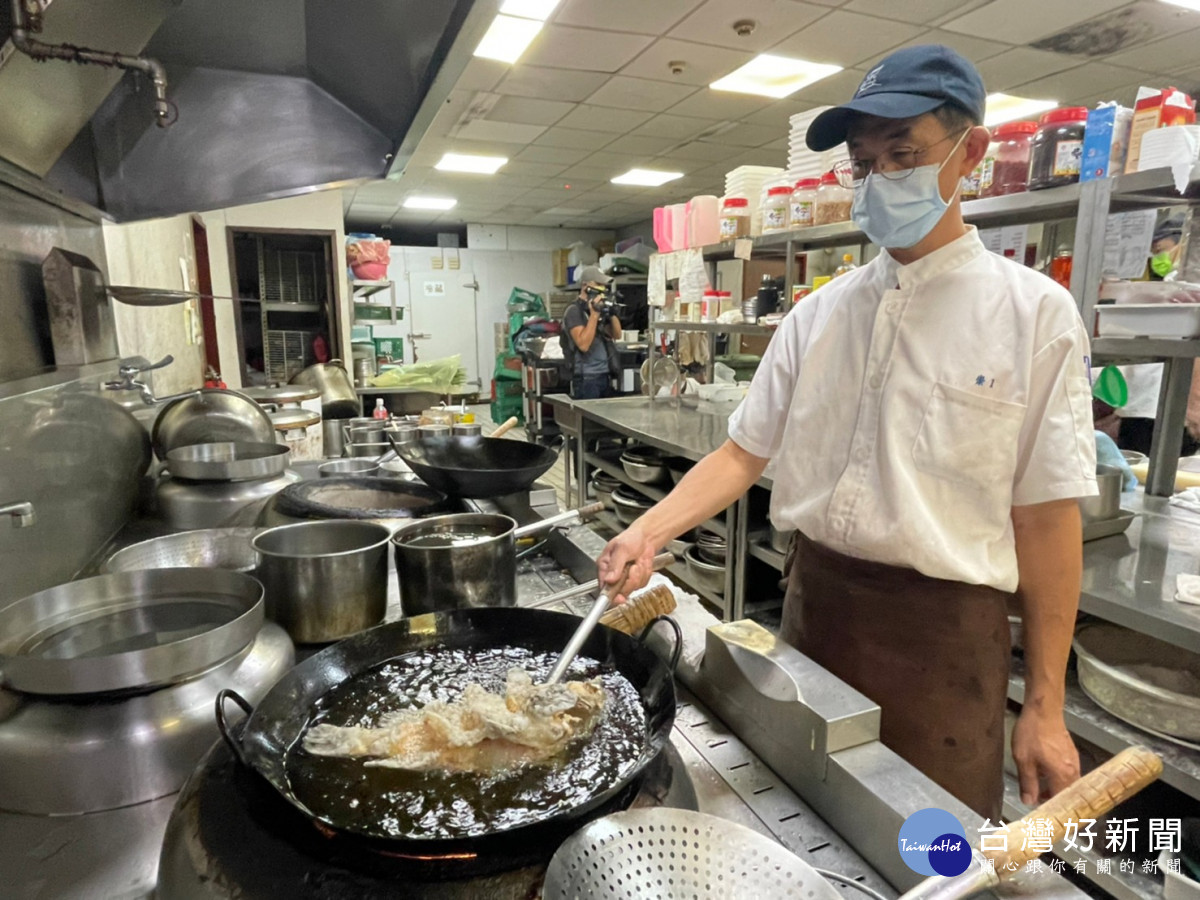 大和屋國際美食集團採購1萬斤石斑魚，並推出活魚十吃料理。