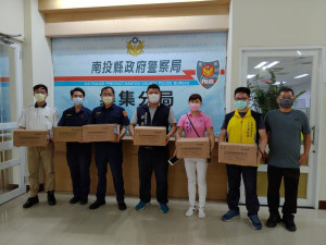 議員暨救國團贈送快篩試劑 ，守護集集警執勤安全。