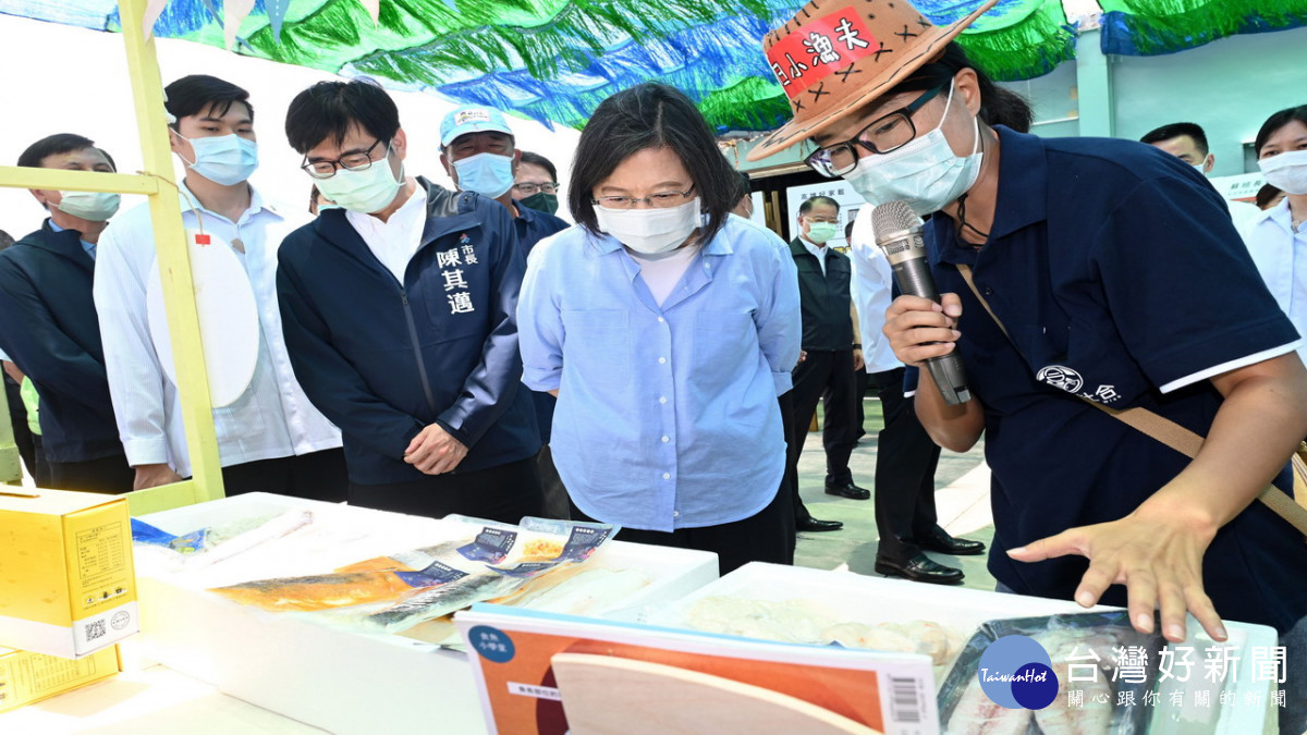 ▲蔡英文參訪「永安區漁會加工廠」及「永安安心漁場」。（圖／記者 許高祥 攝）