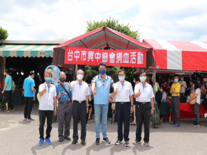 議員和興中協會發捐血。林重鎣攝