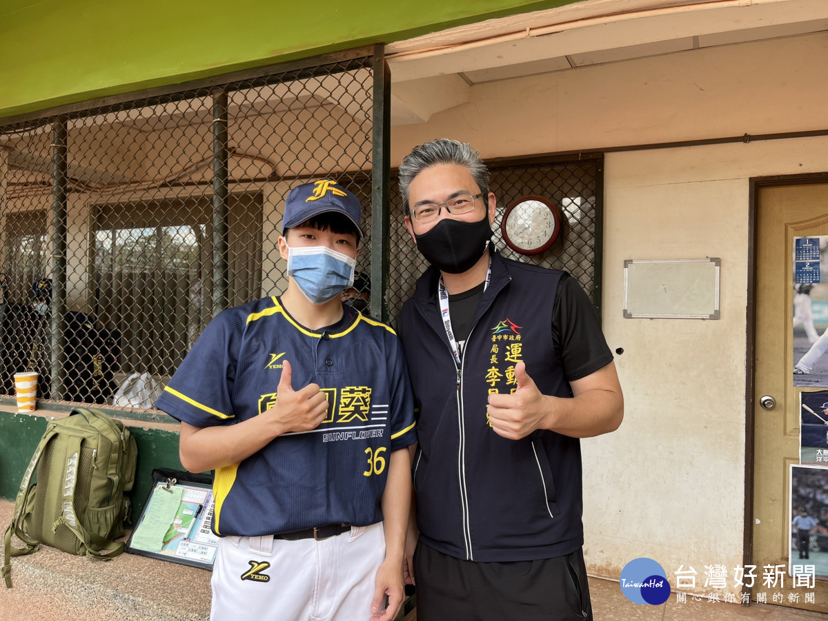 台中市運動局長李昱叡(右)與台中地主隊向日葵投手林采玫(左)。