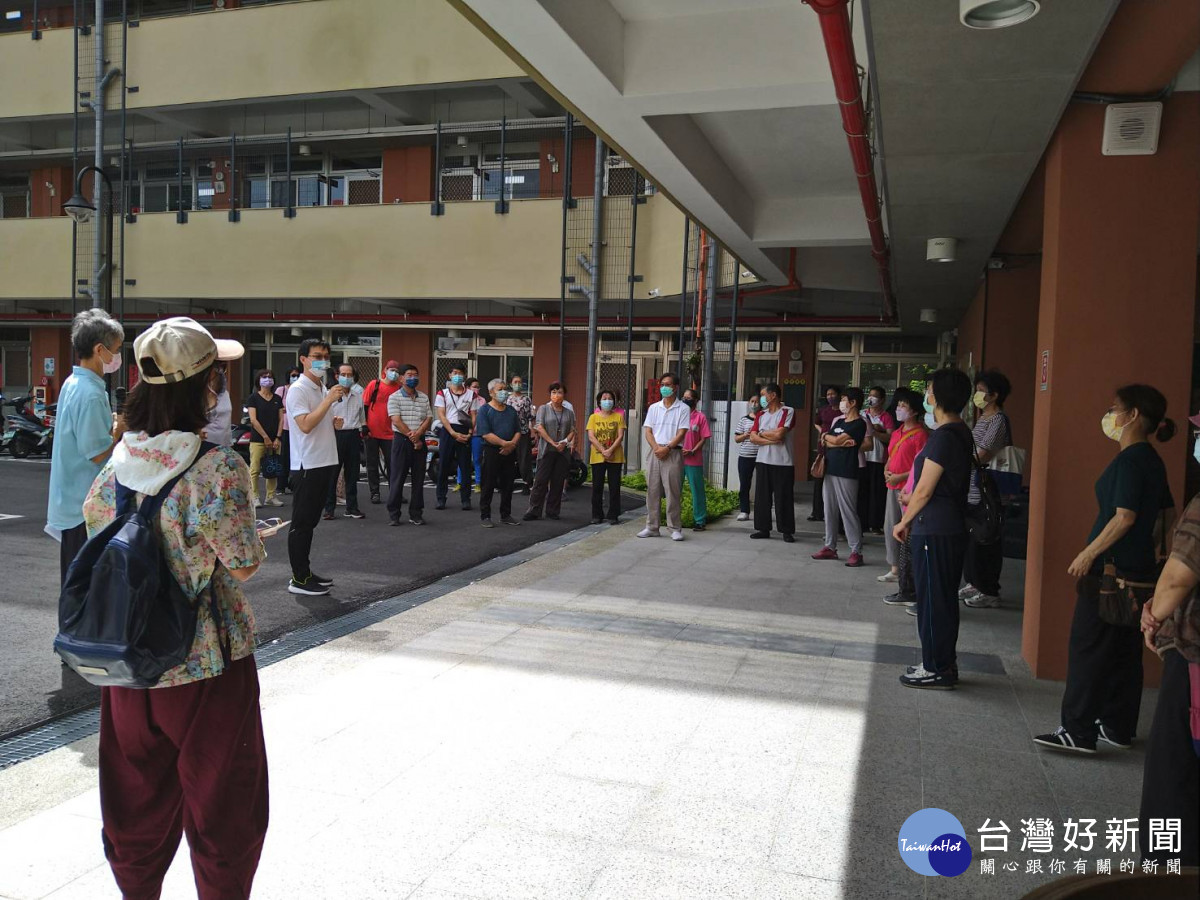 台中市客委會主委江俊龍到臺中客家樂活園區向鄉親致意。