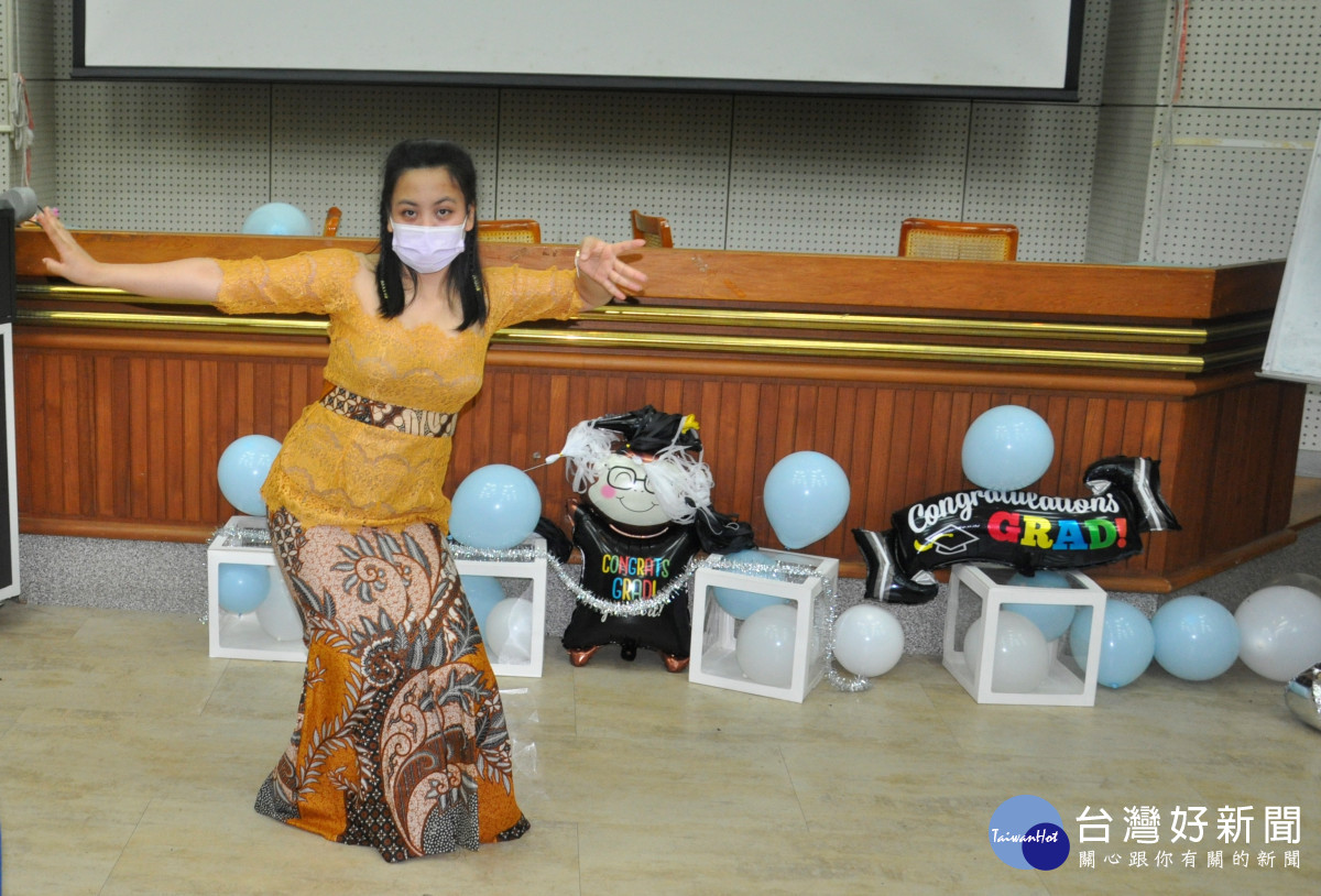 來自印尼峇里島的學生柯曼利跳峇里島傳統舞蹈感謝建國科大師長的照顧。圖／建國科大提供