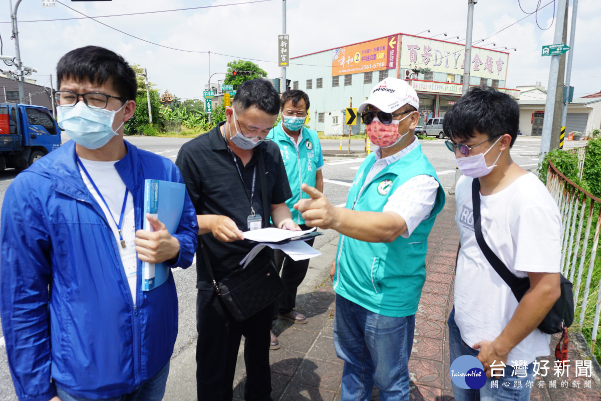 台中市議員蕭隆澤(右二)邀集台中市建設局、養護工程處、神岡區公所等單位會勘國4神岡聯絡道。