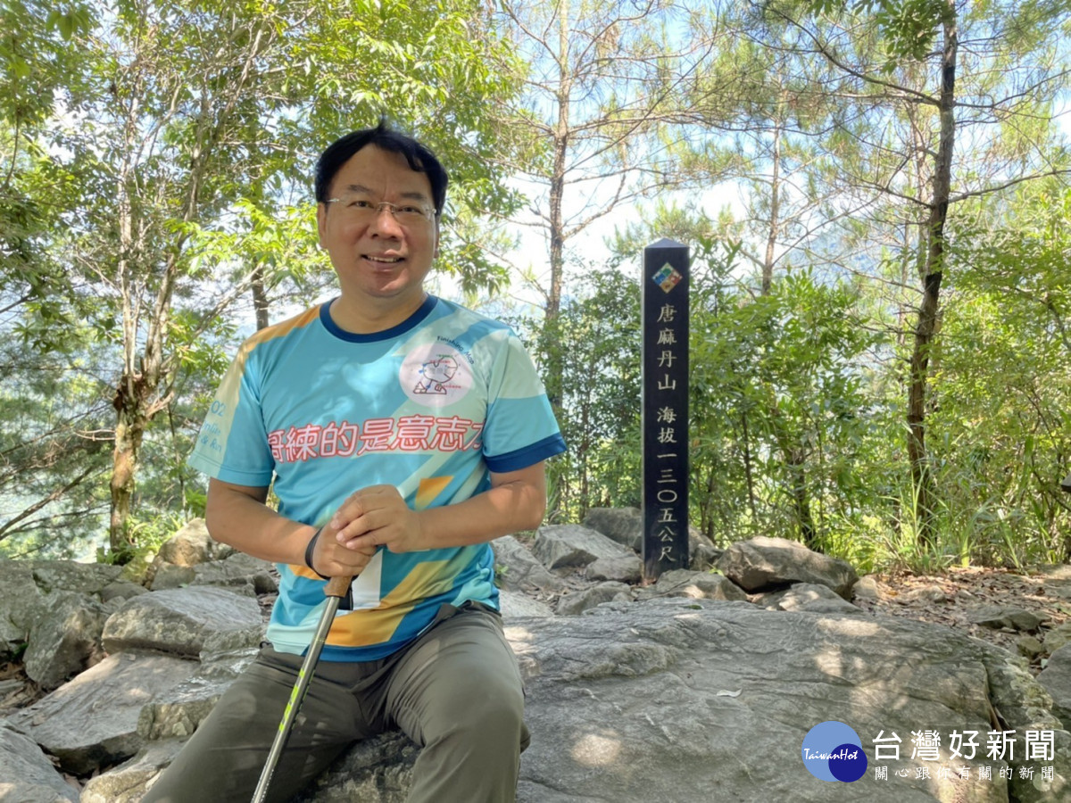 台中市觀旅局20日舉辦2022谷關七雄記者會，市議員謝志忠(左一)搶在當天清晨6點挑戰攀登唐麻丹山。