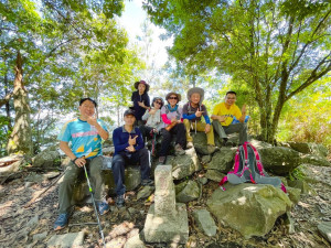 台中市觀旅局20日舉辦2022谷關七雄記者會，市議員謝志忠(左一)搶在當天清晨6點挑戰攀登唐麻丹山。