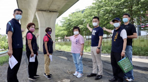 立委江啟臣(右三)、台中市議員張瀞分(右四)會勘臺鐵高架橋下空間規畫情形。